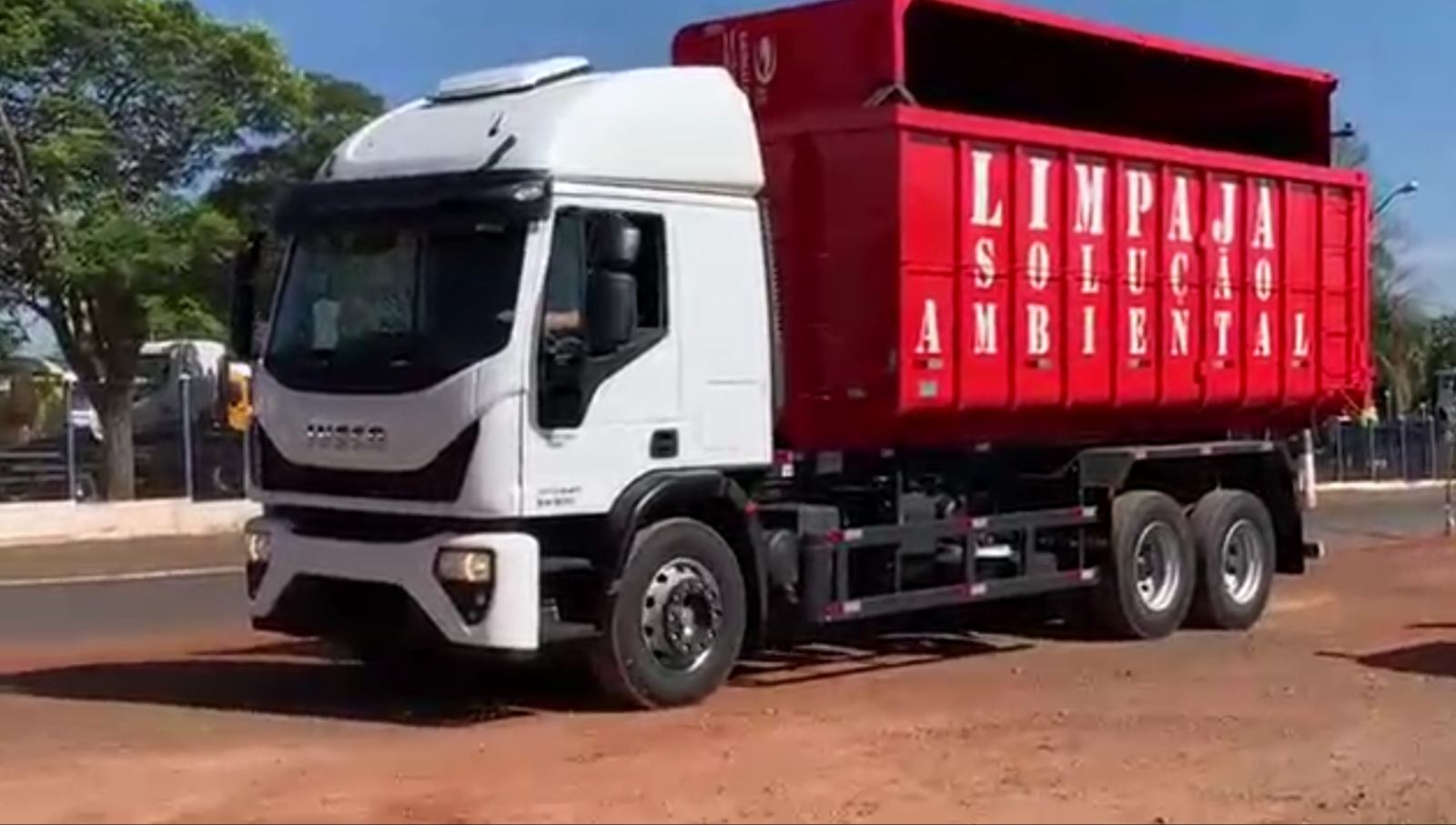 Caminhão caçamba roll-on LimpaJá