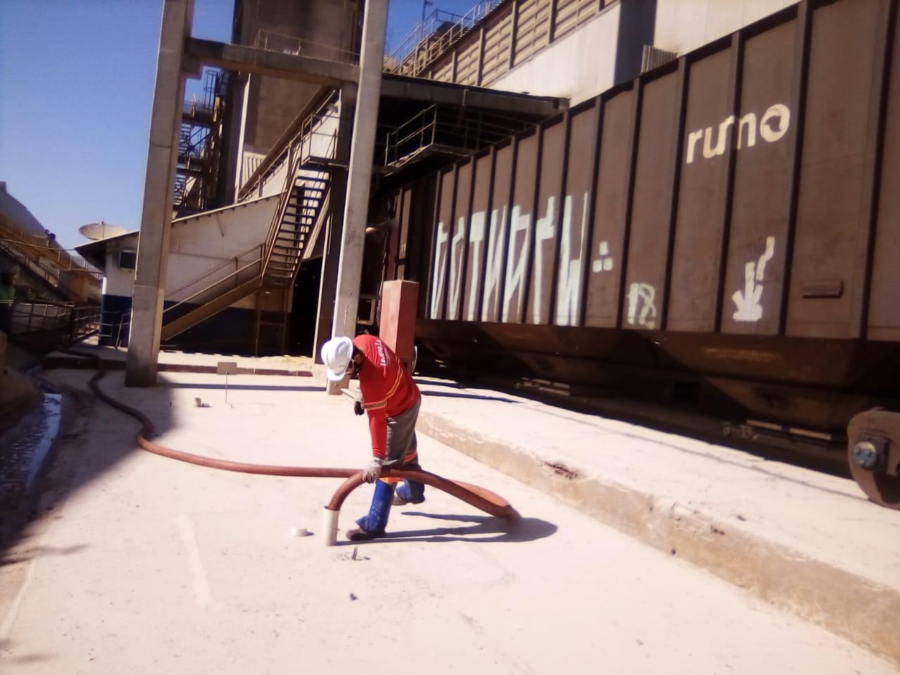 Equipe LimpaJá em atendimento industrial